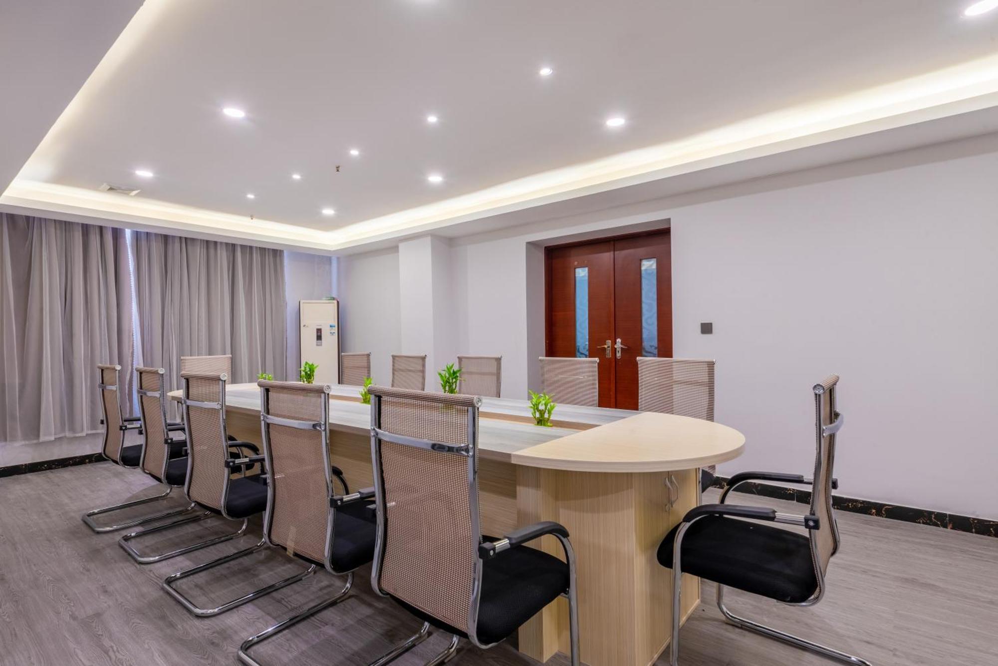 Huahang Hotel - Guangzhou Baiyun International Airport - Free Airport Shuttle Bus מראה חיצוני תמונה